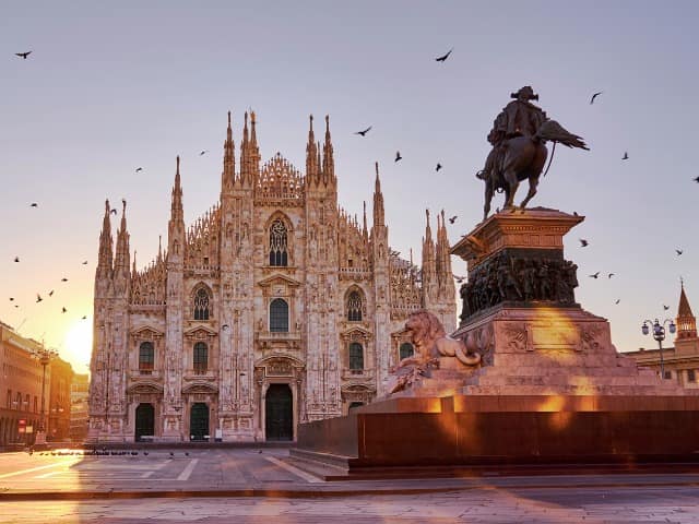 Piazza del Duomo, uma catedral de Milão, Itália
